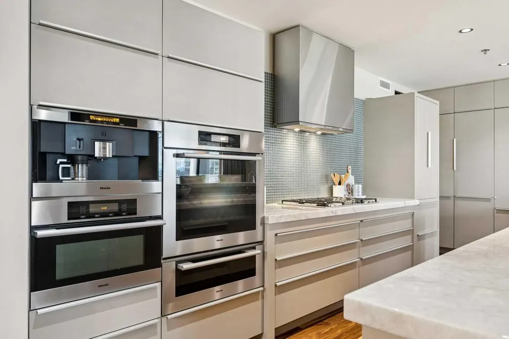 108 9 Avenue SW Calgary AB T2P 0S9