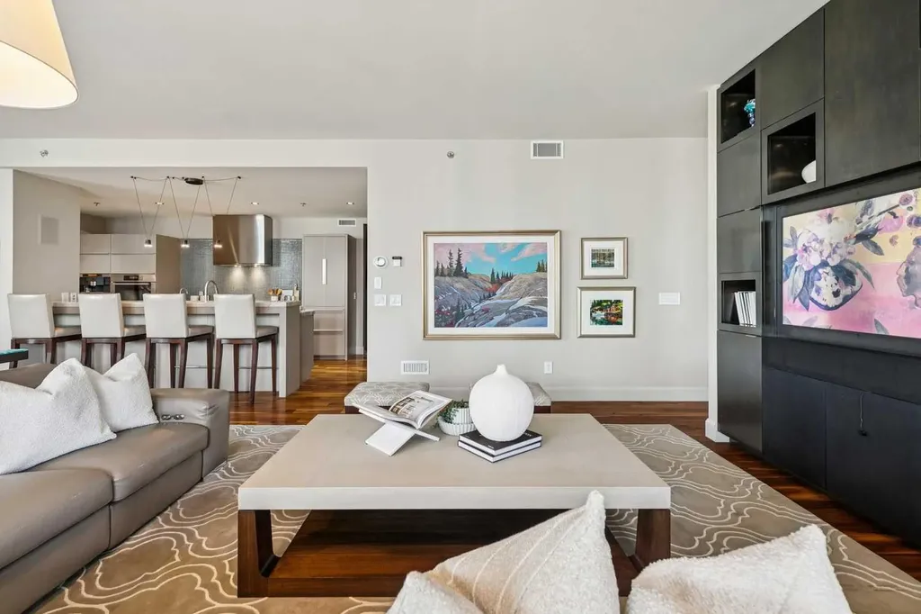 108 9 Avenue SW Calgary AB T2P 0S9