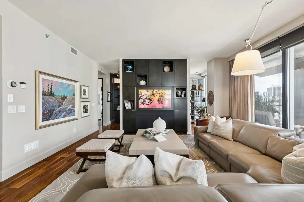108 9 Avenue SW Calgary AB T2P 0S9