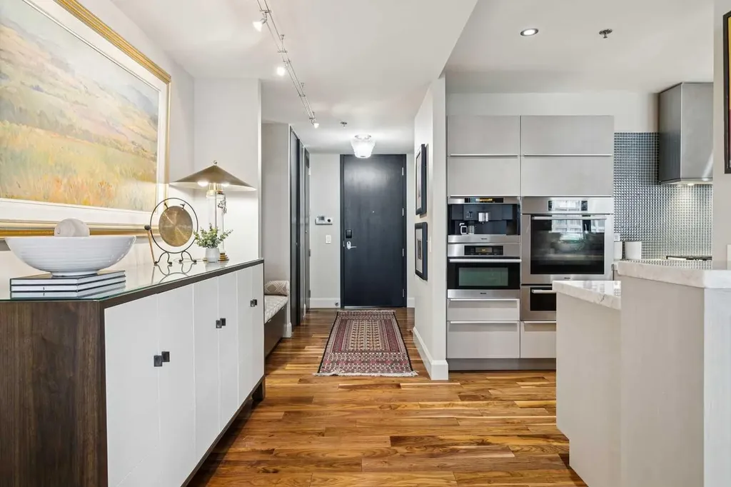 108 9 Avenue SW Calgary AB T2P 0S9