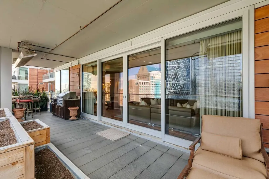 108 9 Avenue SW Calgary AB T2P 0S9