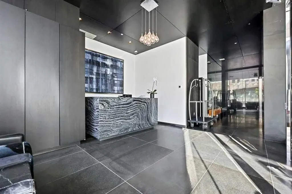 108 9 Avenue SW Calgary AB T2P 0S9