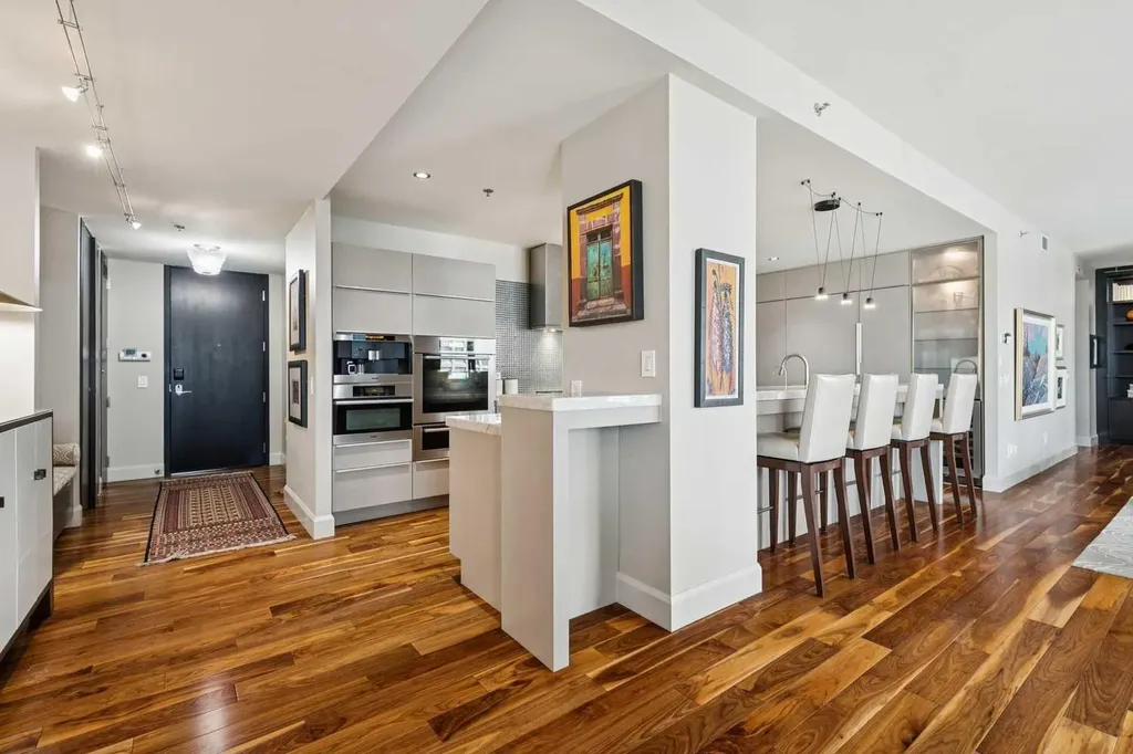 108 9 Avenue SW Calgary AB T2P 0S9