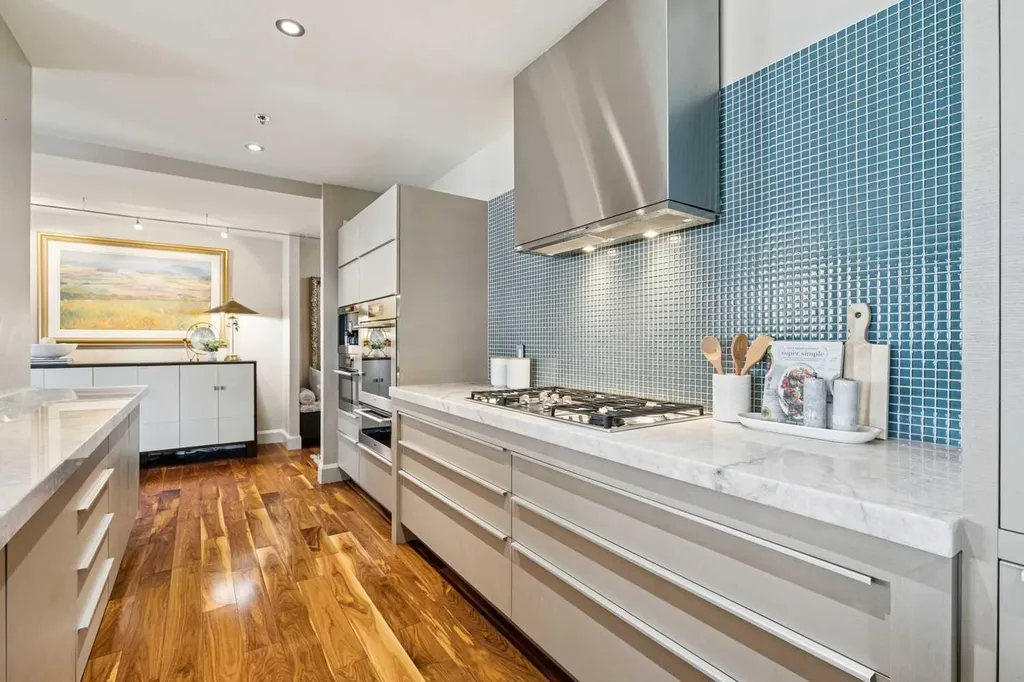 108 9 Avenue SW Calgary AB T2P 0S9