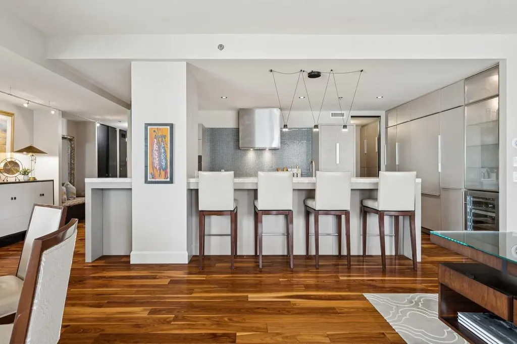 108 9 Avenue SW Calgary AB T2P 0S9