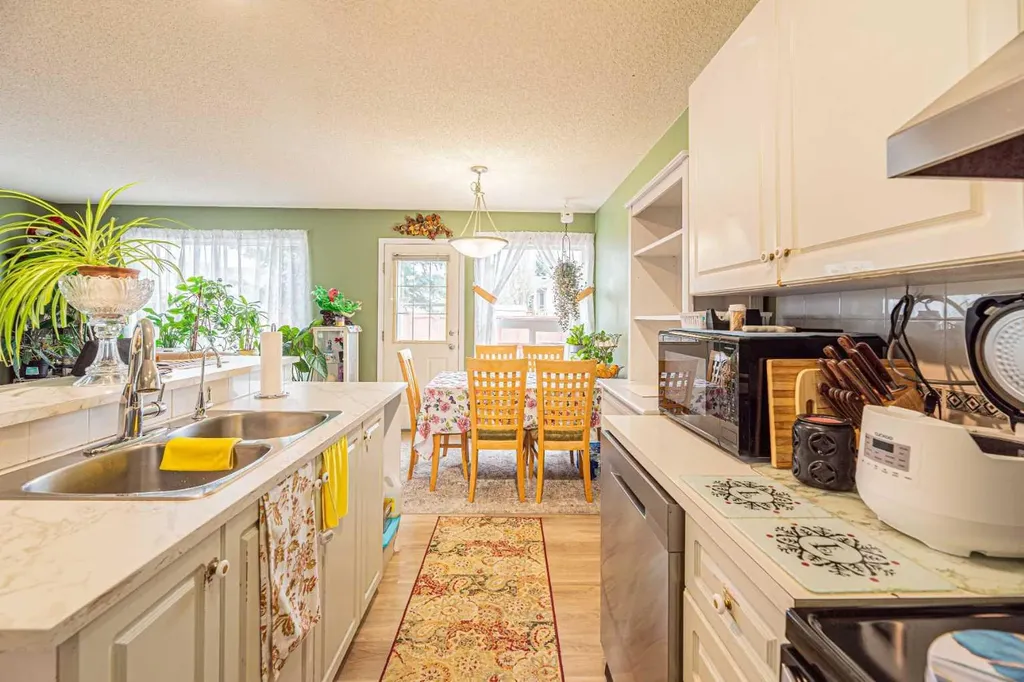 18 Coral Springs Circle NE Calgary AB T3J 3P4