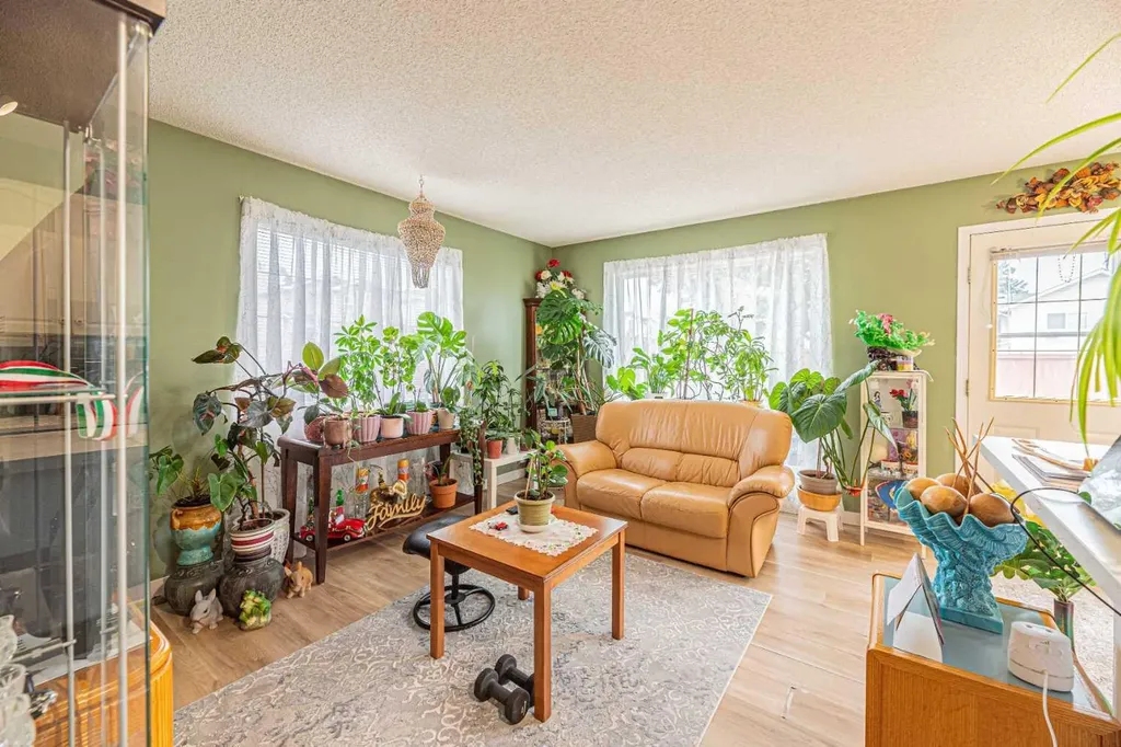 18 Coral Springs Circle NE Calgary AB T3J 3P4