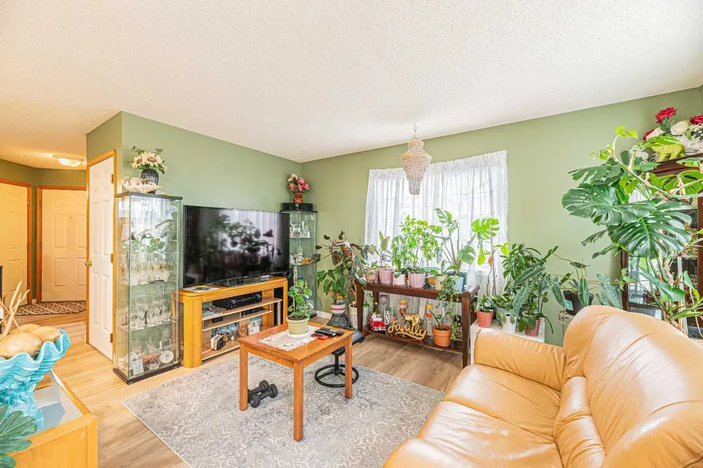 18 Coral Springs Circle NE Calgary AB T3J 3P4