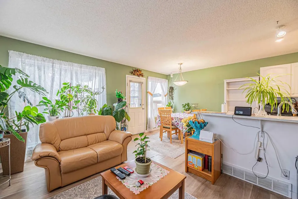 18 Coral Springs Circle NE Calgary AB T3J 3P4