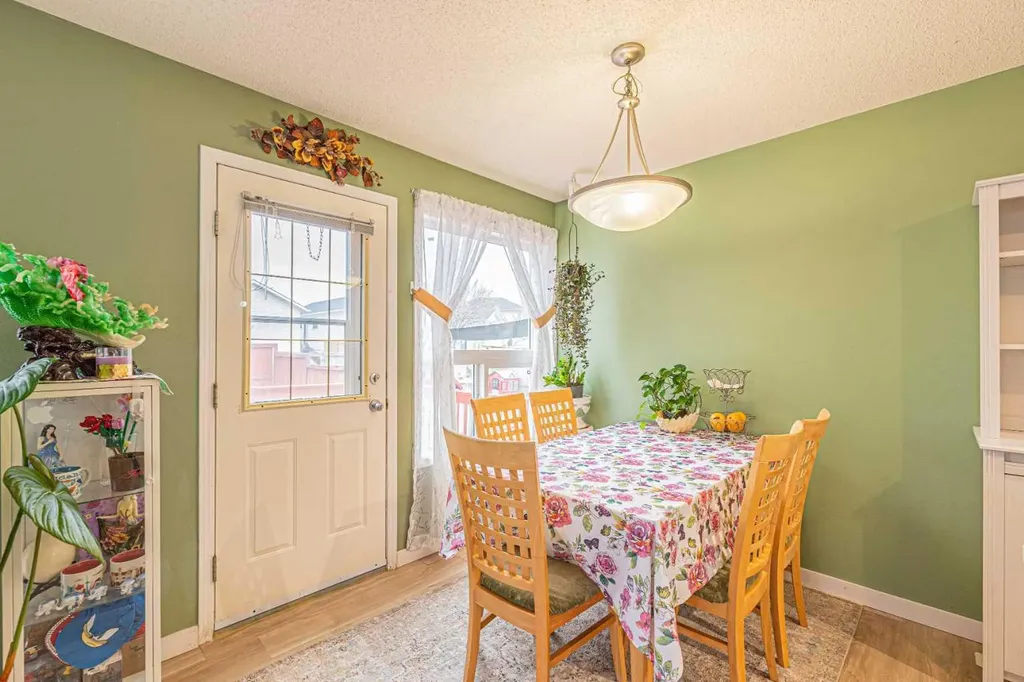 18 Coral Springs Circle NE Calgary AB T3J 3P4