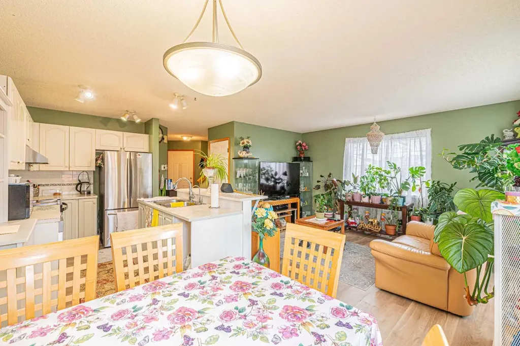 18 Coral Springs Circle NE Calgary AB T3J 3P4