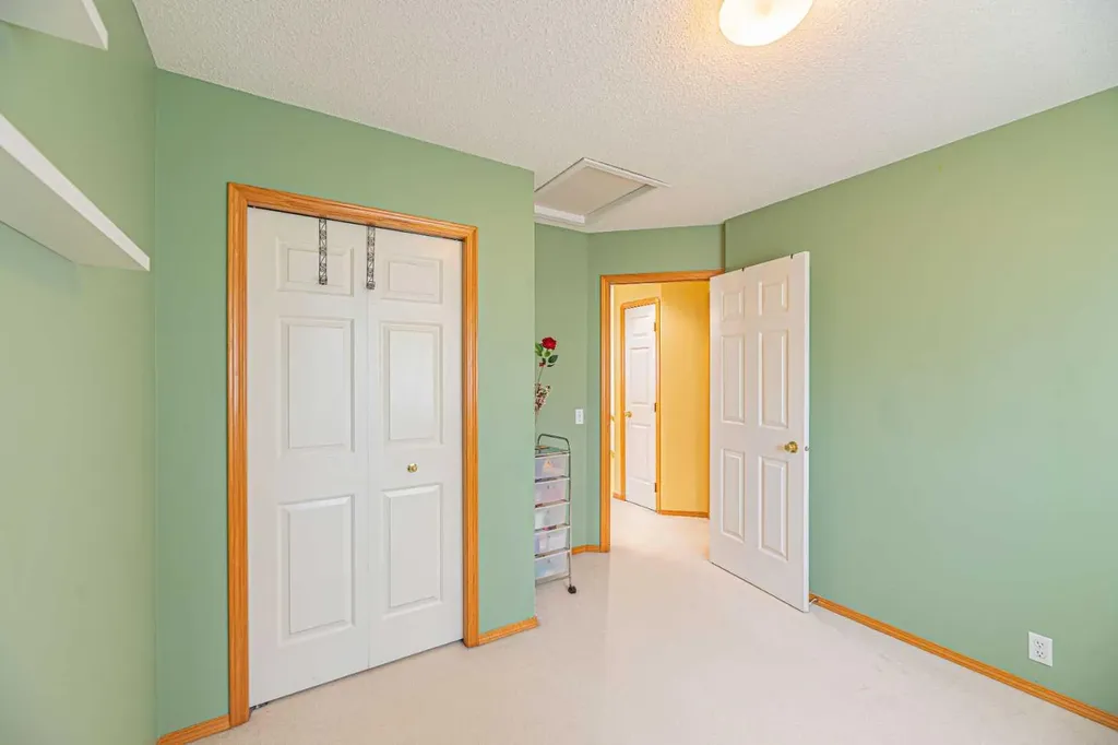 18 Coral Springs Circle NE Calgary AB T3J 3P4