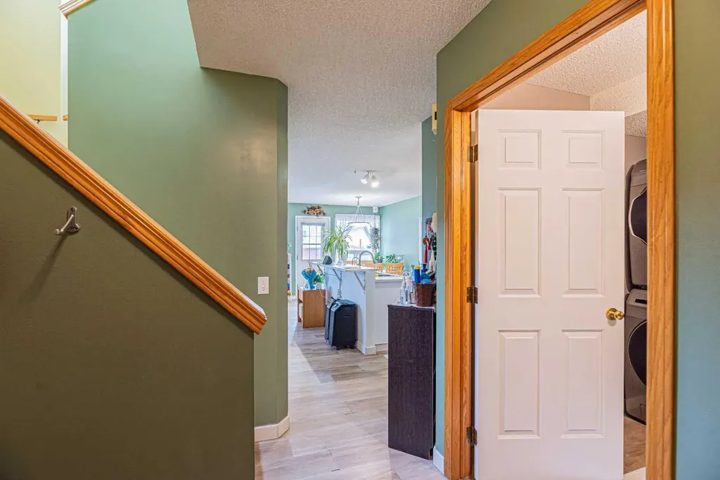 18 Coral Springs Circle NE Calgary AB T3J 3P4