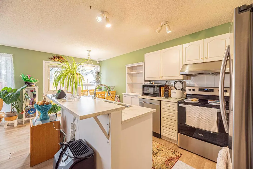 18 Coral Springs Circle NE Calgary AB T3J 3P4
