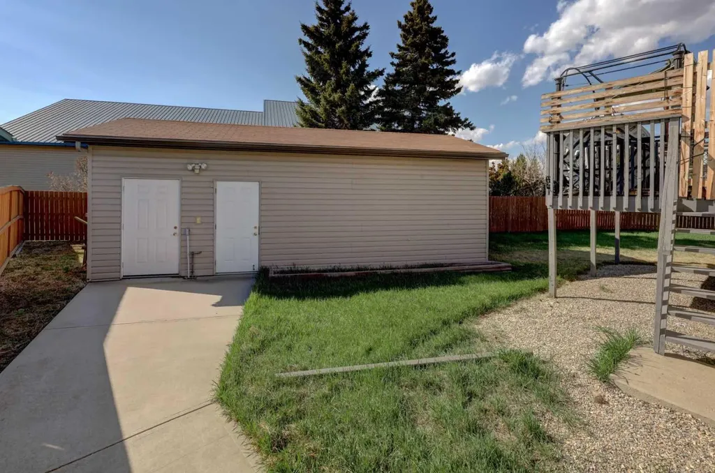 301 9 Street Beiseker AB T0M 0G0