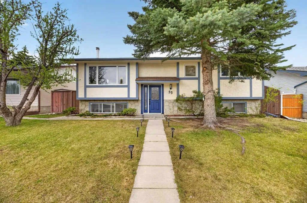 35 Queen Isabella Close SE Calgary AB T2J 3R2