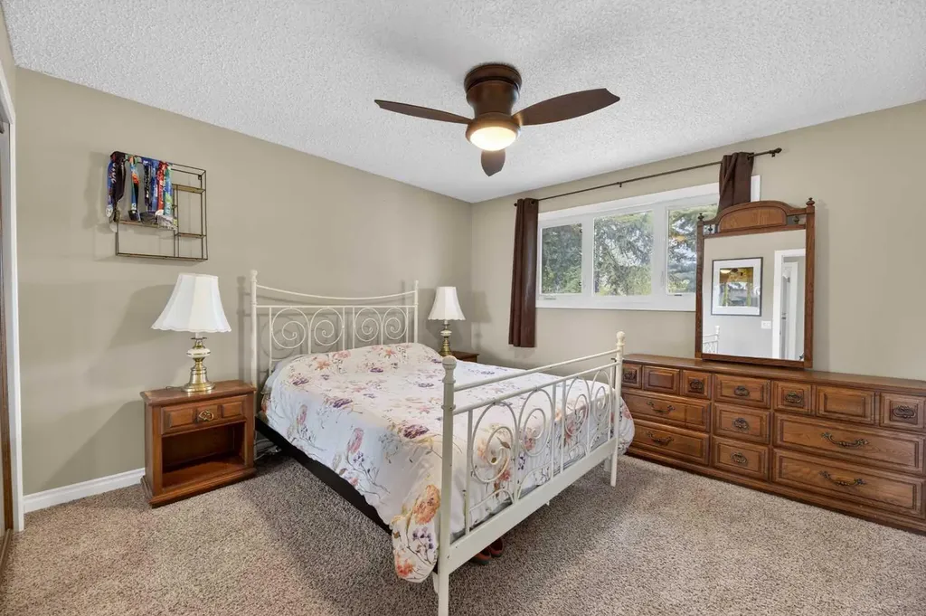 35 Queen Isabella Close SE Calgary AB T2J 3R2