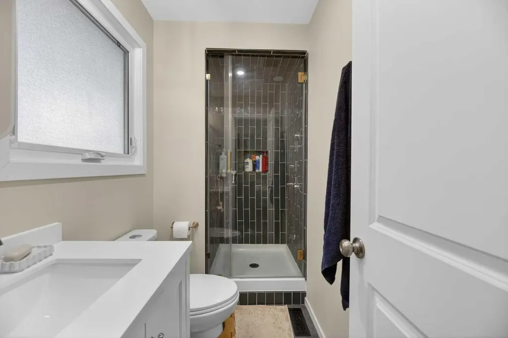 35 Queen Isabella Close SE Calgary AB T2J 3R2