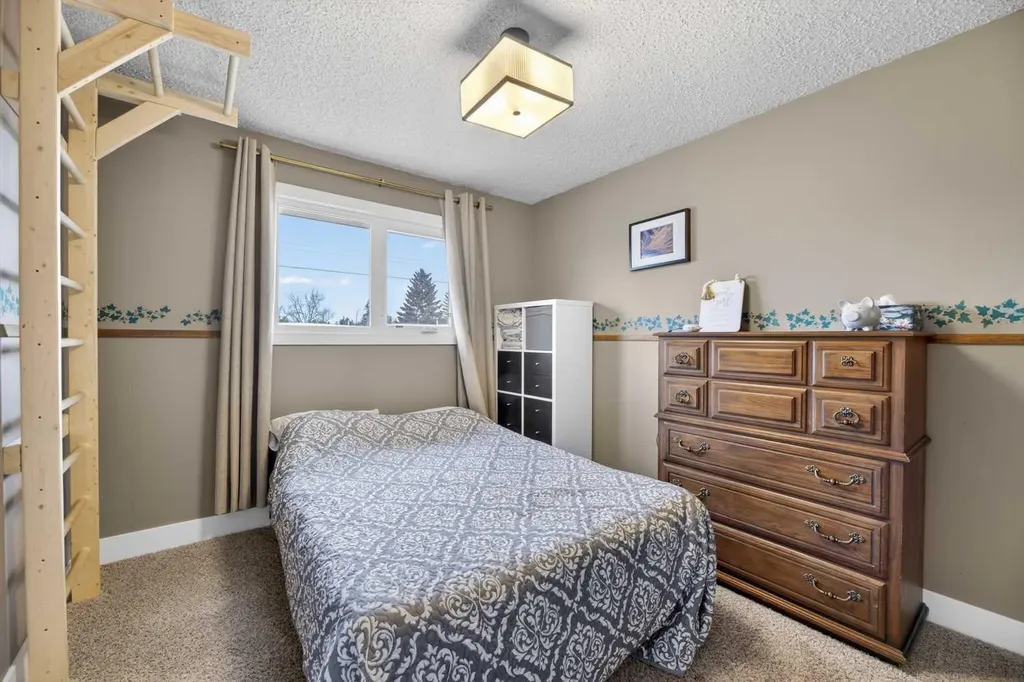 35 Queen Isabella Close SE Calgary AB T2J 3R2