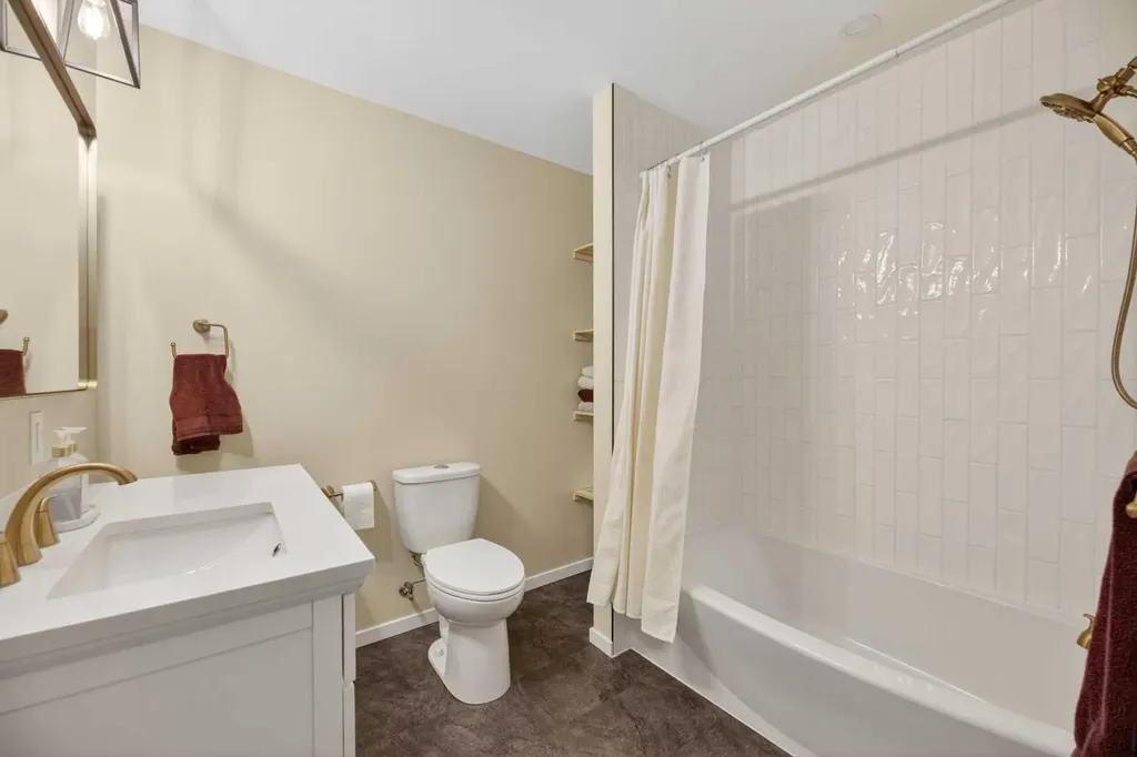 35 Queen Isabella Close SE Calgary AB T2J 3R2