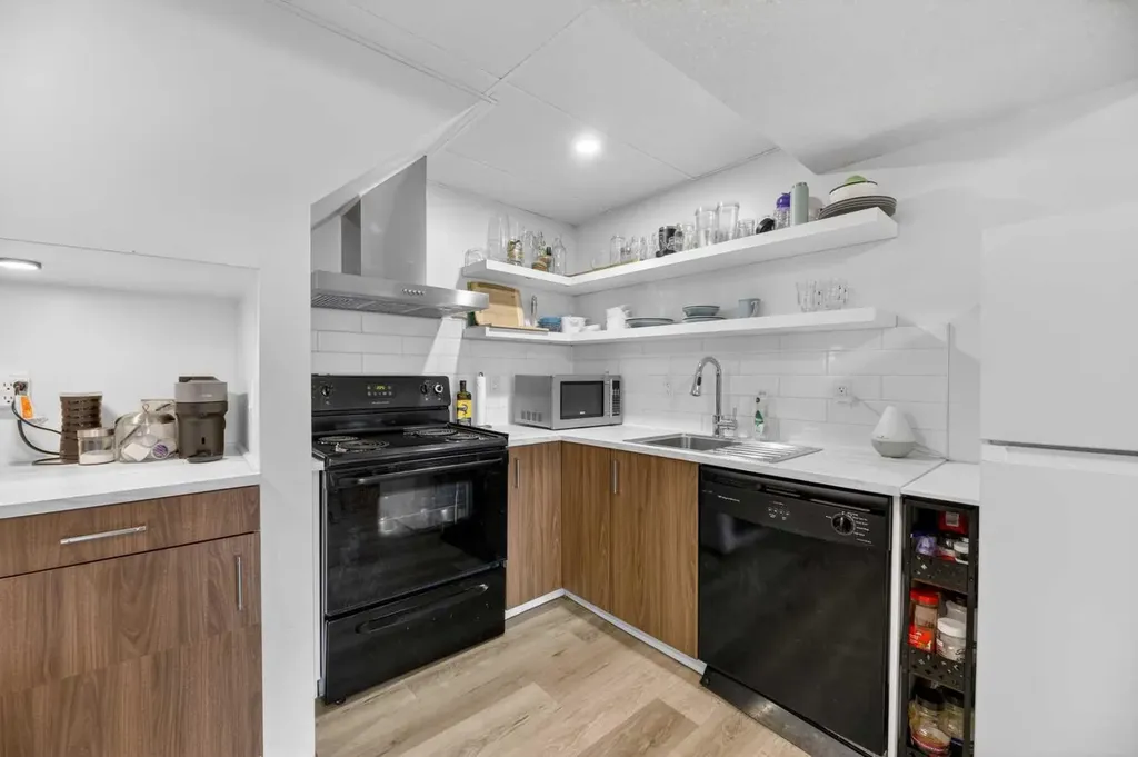 35 Queen Isabella Close SE Calgary AB T2J 3R2