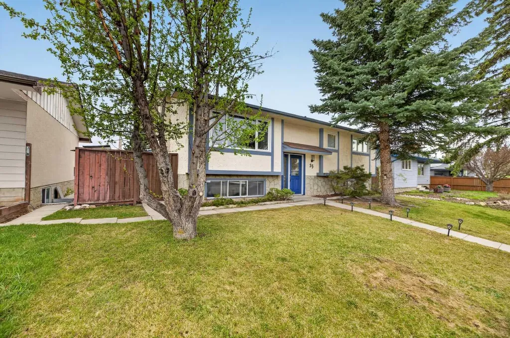 35 Queen Isabella Close SE Calgary AB T2J 3R2