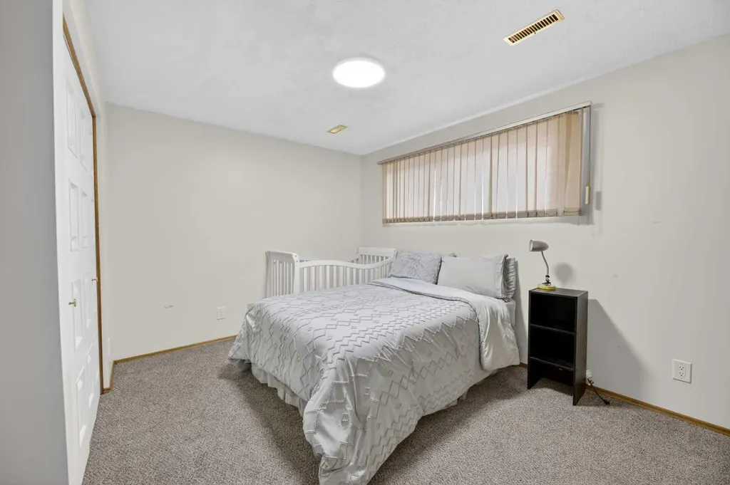 35 Queen Isabella Close SE Calgary AB T2J 3R2