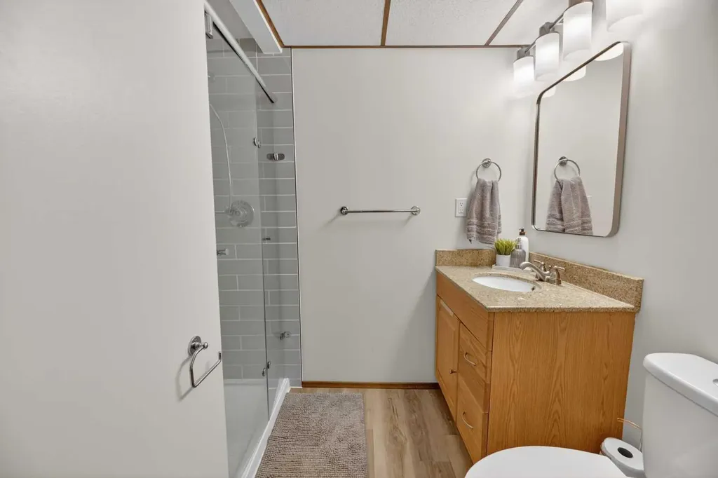35 Queen Isabella Close SE Calgary AB T2J 3R2