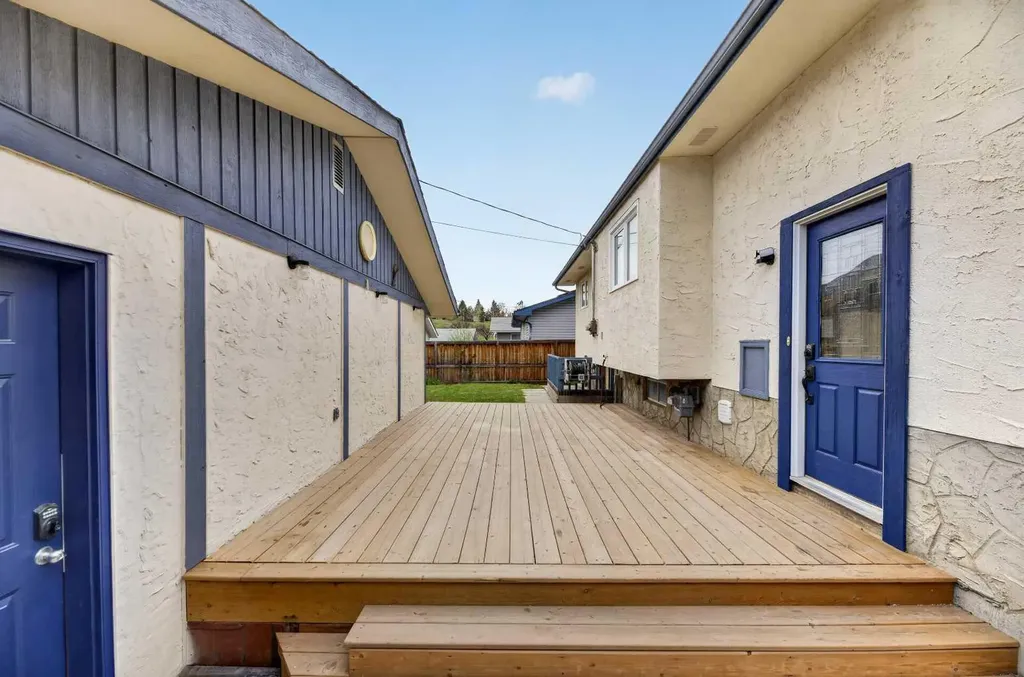 35 Queen Isabella Close SE Calgary AB T2J 3R2