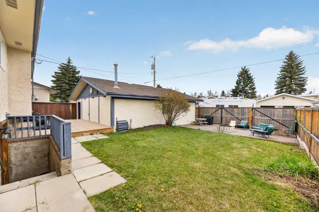 35 Queen Isabella Close SE Calgary AB T2J 3R2