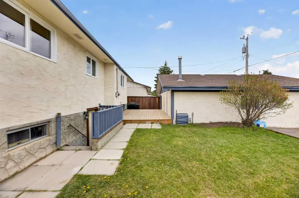35 Queen Isabella Close SE Calgary AB T2J 3R2