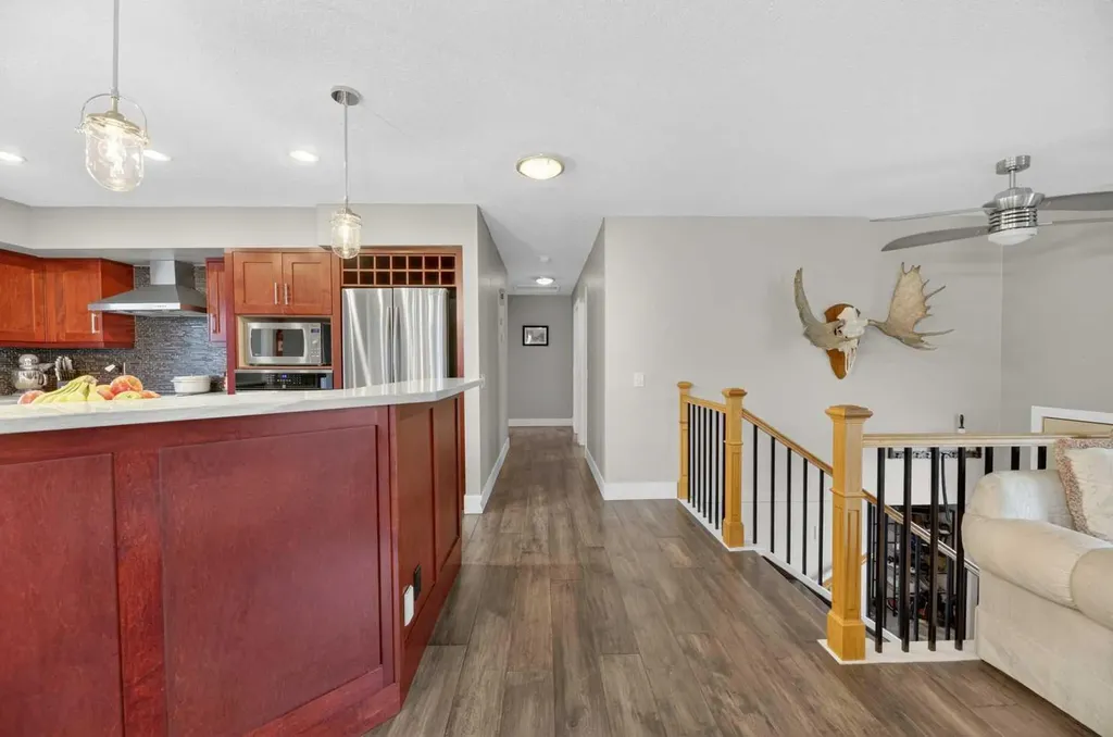 35 Queen Isabella Close SE Calgary AB T2J 3R2