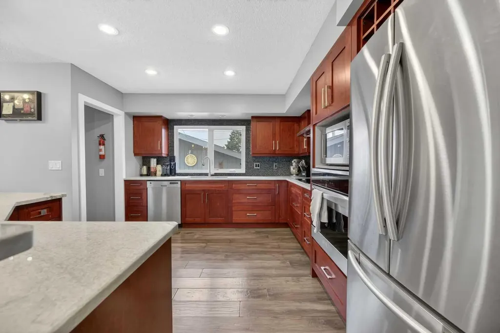 35 Queen Isabella Close SE Calgary AB T2J 3R2