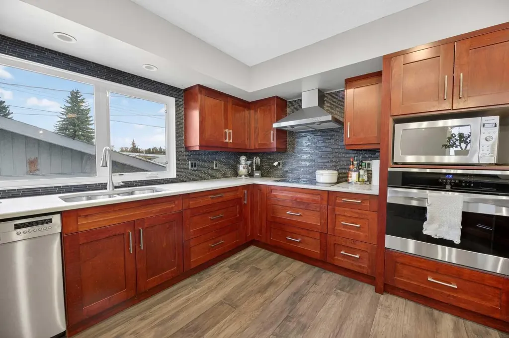 35 Queen Isabella Close SE Calgary AB T2J 3R2