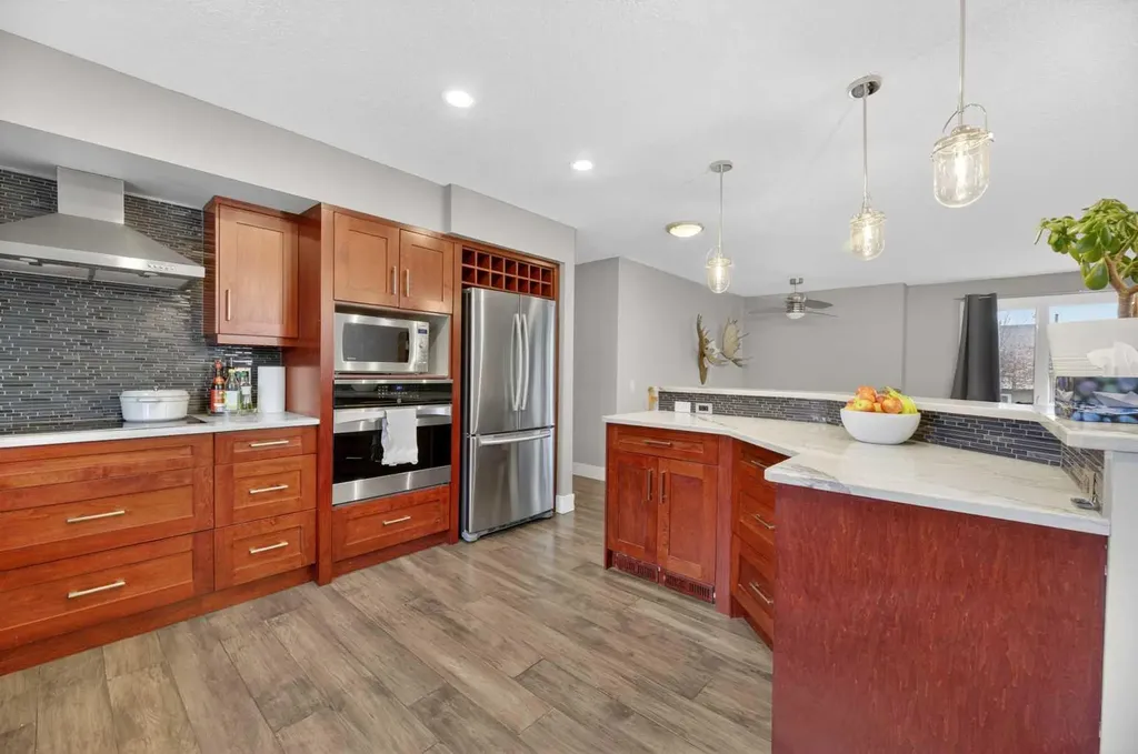 35 Queen Isabella Close SE Calgary AB T2J 3R2
