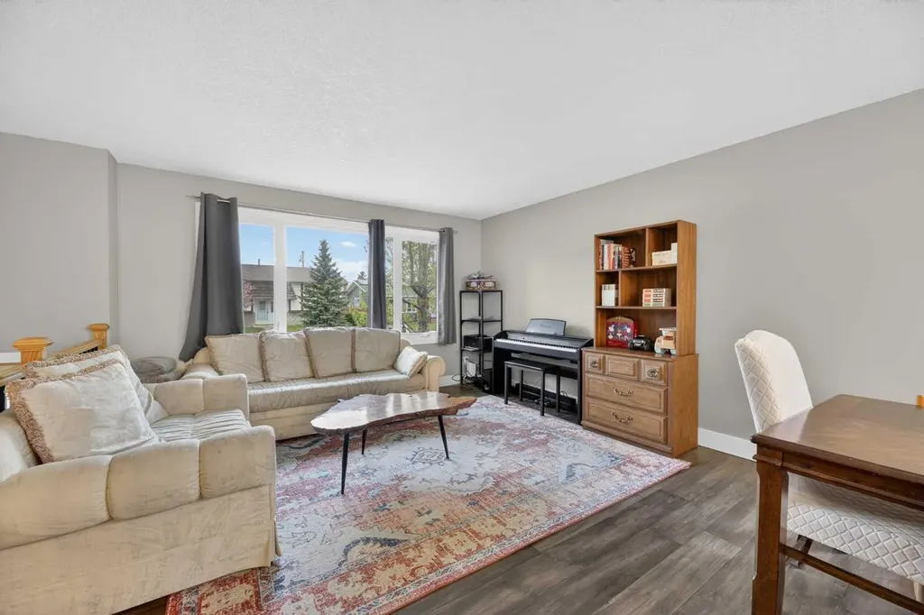 35 Queen Isabella Close SE Calgary AB T2J 3R2