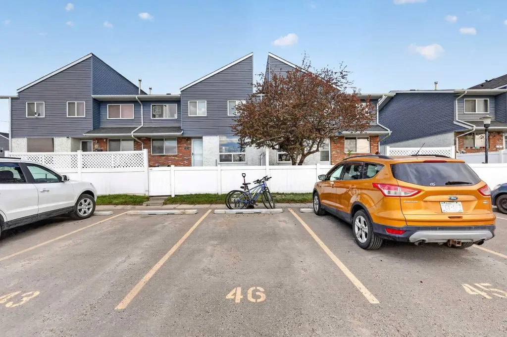 4769 Hubalta Road SE Calgary AB T2B 2N9