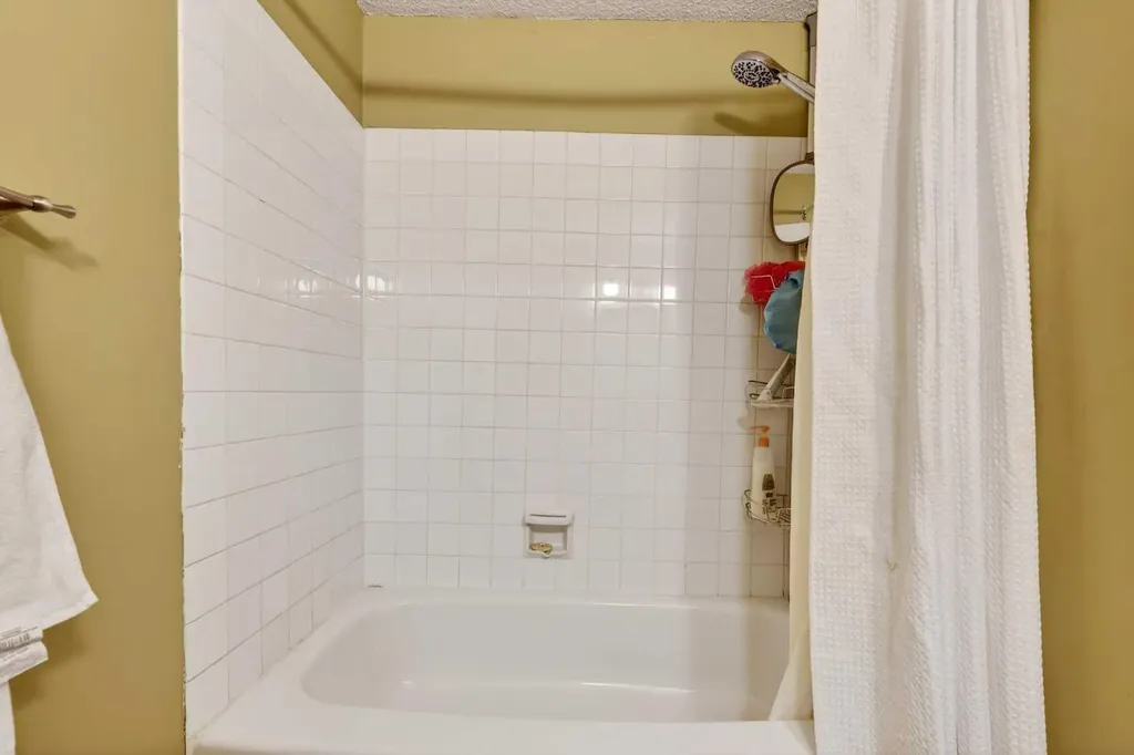 4769 Hubalta Road SE Calgary AB T2B 2N9