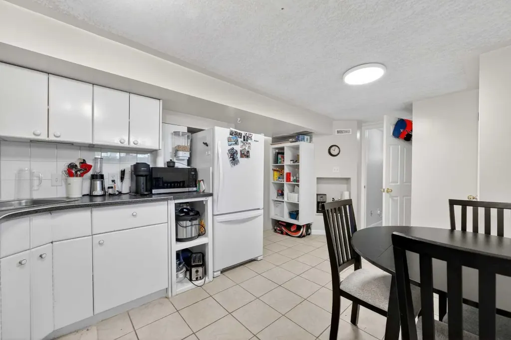 9211 Elbow Drive SW Calgary AB T2V 1L5