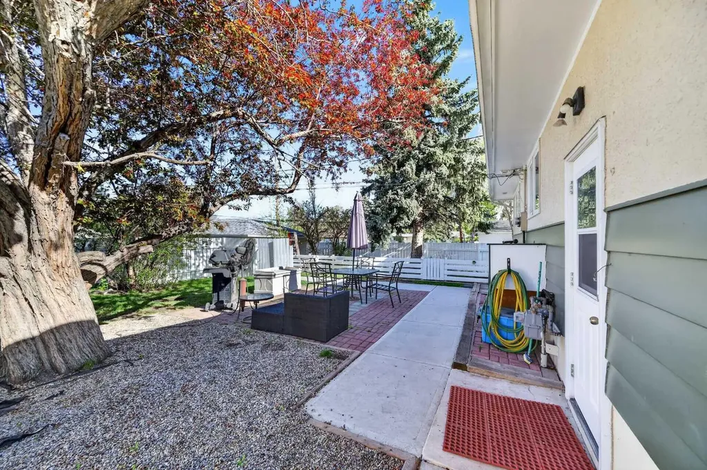 9211 Elbow Drive SW Calgary AB T2V 1L5