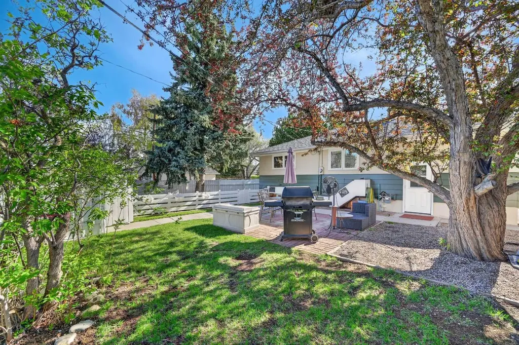 9211 Elbow Drive SW Calgary AB T2V 1L5