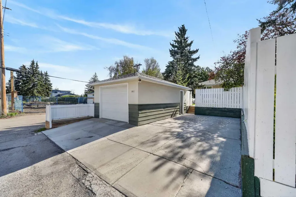 9211 Elbow Drive SW Calgary AB T2V 1L5