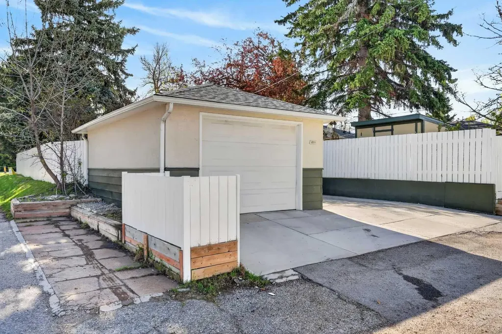 9211 Elbow Drive SW Calgary AB T2V 1L5