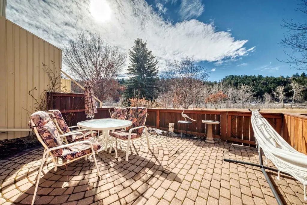 374 Point Mckay Gardens NW Calgary AB T3B 4V8
