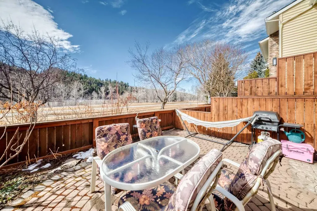 374 Point Mckay Gardens NW Calgary AB T3B 4V8