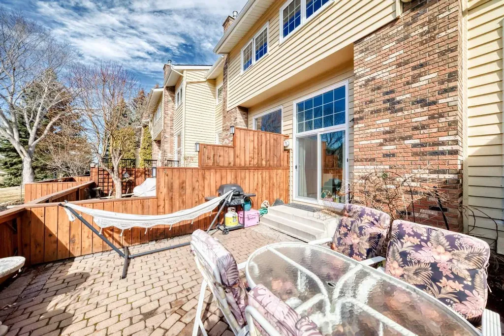 374 Point Mckay Gardens NW Calgary AB T3B 4V8
