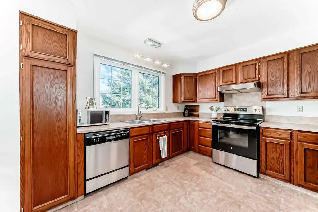 374 Point Mckay Gardens NW Calgary AB T3B 4V8