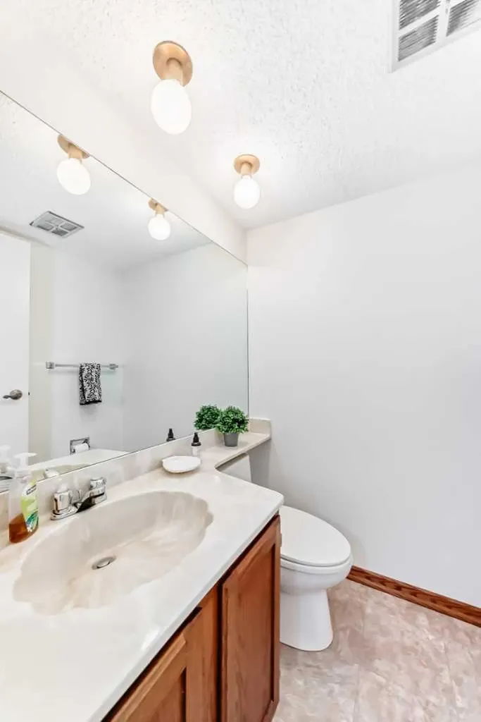 374 Point Mckay Gardens NW Calgary AB T3B 4V8