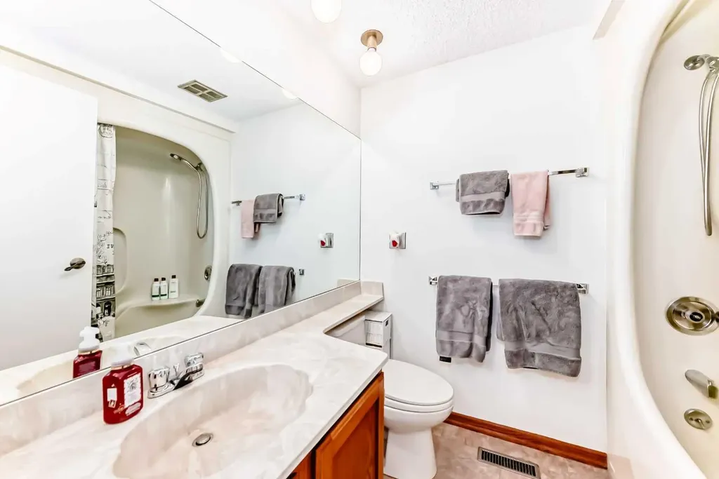 374 Point Mckay Gardens NW Calgary AB T3B 4V8