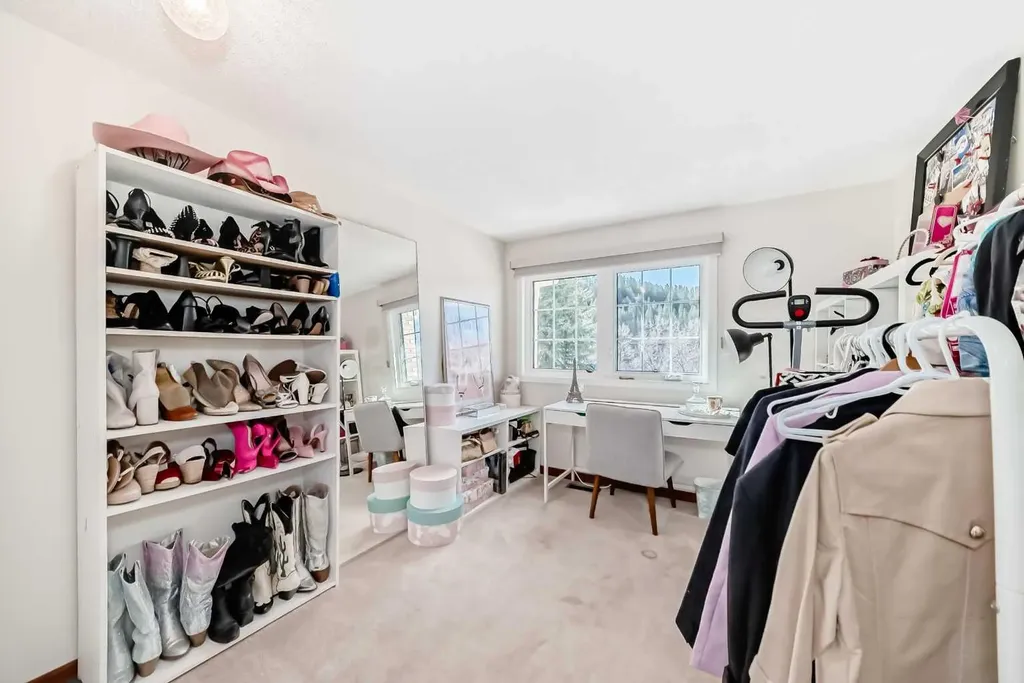 374 Point Mckay Gardens NW Calgary AB T3B 4V8